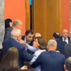 ВИДЕО - Парламентте депутаттар мушташа кетишти