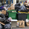 ФОТО - Париж завален мусором из-за забастовки сборщиков мусора