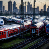 ФОТО - В Германии проходит крупнейшая за 30 лет забастовка железнодорожников и авиаперевозчиков