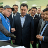 Президент «Кыргызиндустрияга» барды. Иш менен таанышууда Ташиев да байкалды