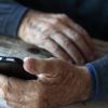 Министерство энергетики готово купить смартфоны пенсионерам, чтобы те могли получать электронные квитанции за свет