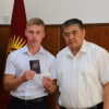Ташиев вручил 18-летнему Никите Гончарову ID-карту и общегражданский паспорт КР