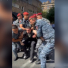 Армениянын экс-президентинин уулун Ереванда кармалгандан кийин тез жардам унаасы менен алып кетишти