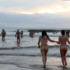 Более тысячи голых людей искупались в холодном море ради психического здоровья