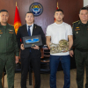 Министр обороны КР встретился с призёром Азиатских игр Акжолом Махмудовым