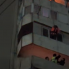 ВИДЕО - В Бишкеке женщина пыталась совершить суицид, ее спасли сотрудники МЧС