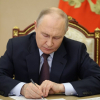 Путин чет өлкөдөгү орус жарандарын коргоо үчүн куралдуу күчтөрүн колдонуу жөнүндөгү мыйзамга кол койду