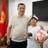 Президент Садыр Жапаров жаш футболчу Нурсейит Абдыев менен жолугушту