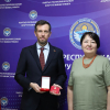Медаль кимге керек: Мугалимгеби же элчигеби?