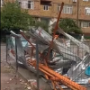 ВИДЕО - Манас шаарындагы катуу шамалдан эки адам жабыркады