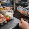 Казакстанда айлык өскөнү менен, инфляция кирешени жеп койду