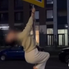 В Астане девушку оштрафовали за съемку видео на дорожном знаке