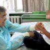 Эскалатордон кулаган бала бир айдан соң үйүнө чыгарылды