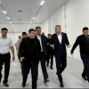 Талант Мамытов жана Каныбек Туманбаев Майлуу-Суудагы ишканалар менен таанышты
