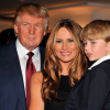 Трамп: ФБР аялым менен уулума аңчылык кылган