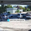 ВИДЕО - Бишкекте сууга аккан наристени өтүп бара жаткан адам куткарып калган