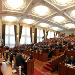 Куудулдардын тамашасын көргөндөн көрө Жогорку Кеңештин жыйындарын көргөн кызыктуу, жек көрүнбөй тарап кетишсе ...