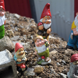 В Новой Зеландии у предполагаемого наркодилера нашли сотни садовых гномов