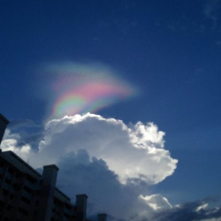 ФОТО - В небе над Сингапуром была видна "огненная радуга"