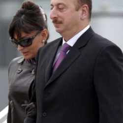 КЭДР жана АКШдан Азербайжанга: жакындарын бийлик башына алып келүү