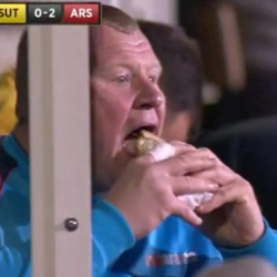 Вратарь английского клуба съел на матче пирог и уволился