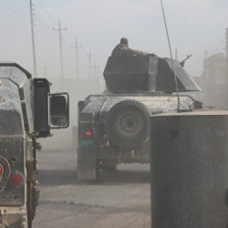 Иракская армия продолжает бои в военном лагере под Мосулом, заявил источник