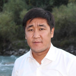 Дайырбек Орунбеков: "23-февраль Ата Мекенди, 24-февраль атамекенчилерди коргоо күнү экен. Кыскасы эртең УКМКда майрам болот"