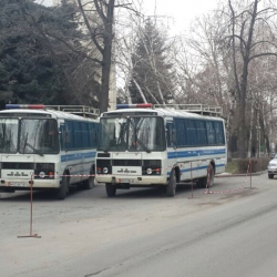 Сүрөт - Шыкмаматовдун тарапташтары тарапка бийлик тарап автобустарын алып келип койду