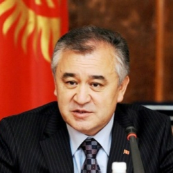  Өмүрбек Текебаев, “Ата Мекен” фракциясынын лидери:  "Атамбаев өзүн мактайм деп, кыргыз элин паска чапты"