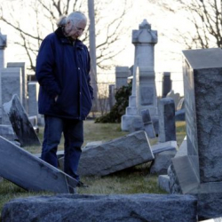 Вандалы разгромили еврейское кладбище в Филадельфии