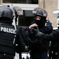 Полиция провела обыск в парижском доме Фийона и его супруги