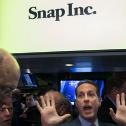 Акции Snapchat выросли на ее первых торгах почти на 50%