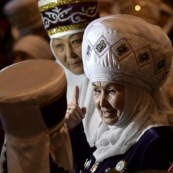 ФОТО - 1000 женщин в элечеках. Очень красивые фото