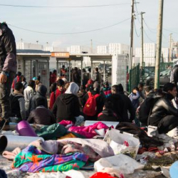 Францияда баш калкалоочуларга тамак берүү жана душ алуу мүмкүнчүлүктөрүнө тыюу салынды