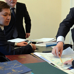 Через «крышевания» компании «Чайна Роуд» "балашка" Сапар Исаков ворует деньги простого народа Есть среди нас такой «рыженький», которого зовут Сапар Исаков 