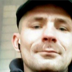 Перерезавшему себе в суде горло британцу дали три года работ