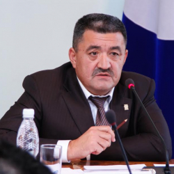 Албек Ибраимов иттей жини келип, гезит салган күркөлөрдү тазалап...