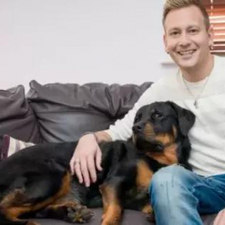 В Англии собака открыла дверь врачам и спасла жизнь хозяину