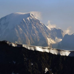 Лавина накрыла лыжников на курорте во французских Альпах