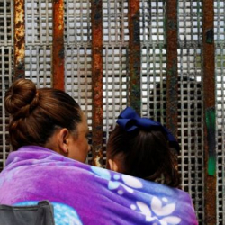 Нелегально въезжать в США через Мексику стали почти в два раза реже