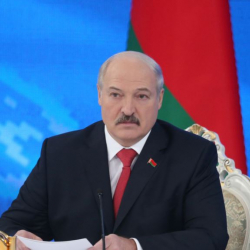 Лукашенко аткаминерлерди аялдары менен көңүлдөштөрүн ишке орноштурууга чакырды