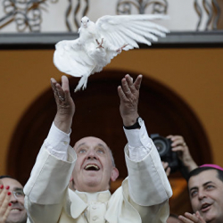 "Национальный фронт" ссорится с Папой Римским: нужны ли Европе еще мигранты