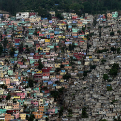 Число жертв наезда автобуса на толпу на Гаити возросло до 38