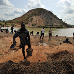 ФОТО - В Сьерра-Леоне пастор нашел алмаз весом 706 карат