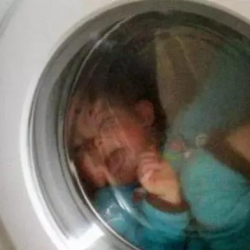 Во Франции родители пытались "укачать" ребенка в стиральной машине