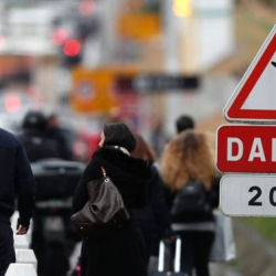 ​​​​​​​В аэропорту Парижа военные застрелили мужчину, пытавшегося отнять у них оружие