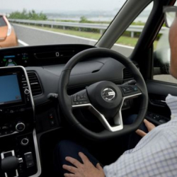 Японцев призвали менять водительские права на похоронные скидки