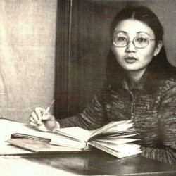 Сүрөт- Роза Отунбаеванын кийинүү стили өзгөргөндө...