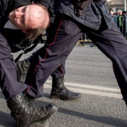 Песков: подросткам на митингах "обещали деньги"