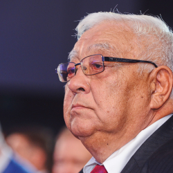 Алмазбек мырза олчойгон айлык алып коюп эле жатат, курсакты сылап...